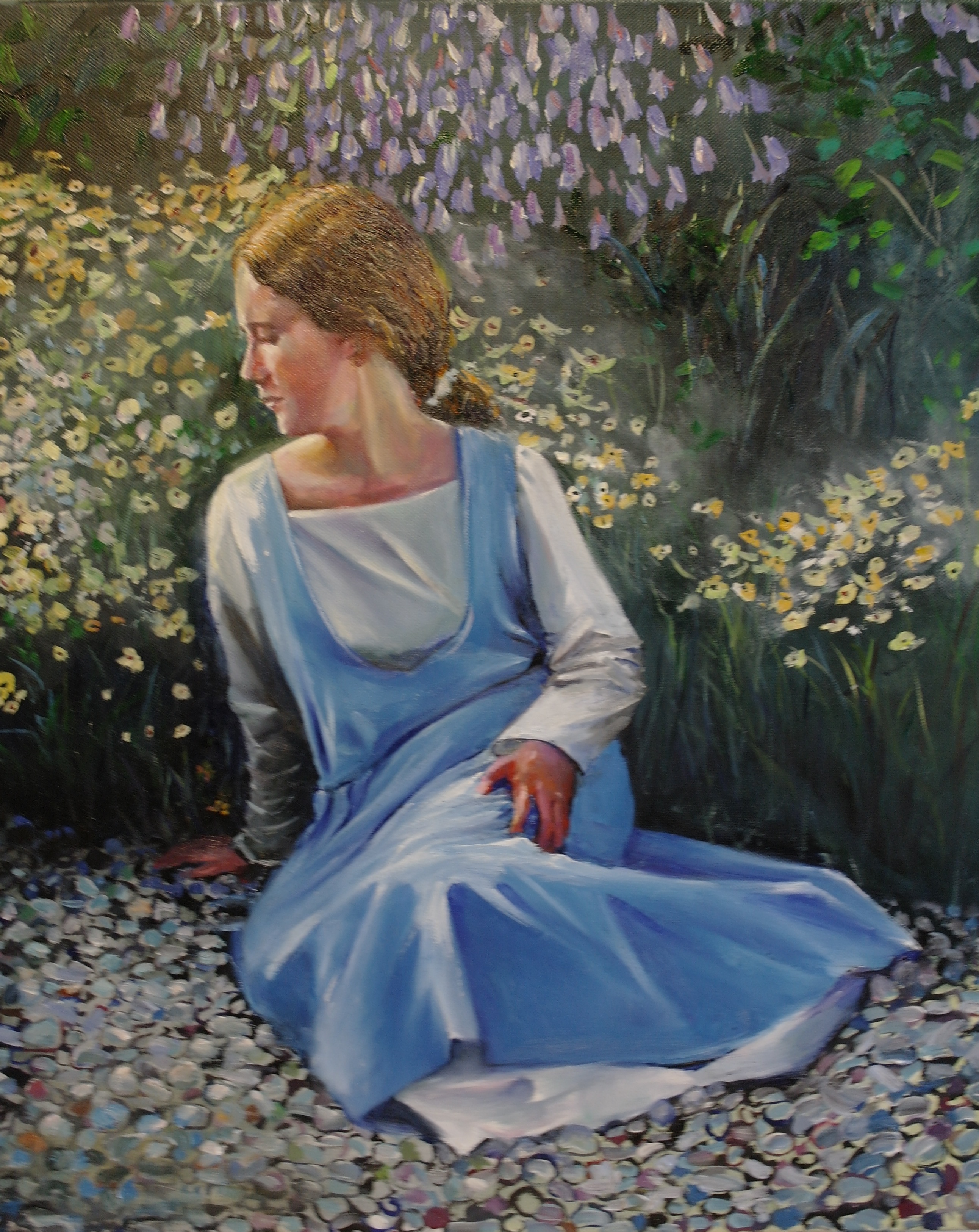 Målning av mig sittande i botaniska trädgården i Visby iförd vit särk med ljusblå överklänning.