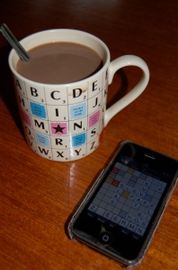 Mugg med alfapet-motiv och en iPhone med Betapet igång